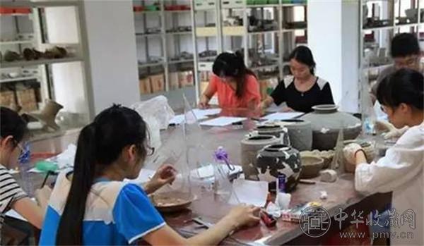 重庆市文化遗产研究院普查员文物测量.jpg