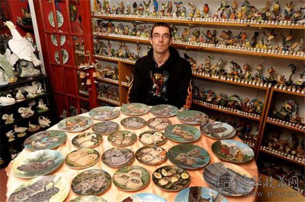 英国小伙30年收藏2万个鸟饰品 价值约51万元 (1).jpg