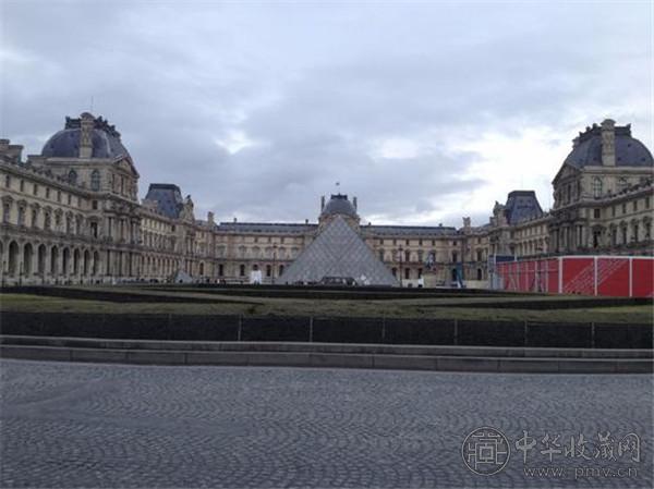 1792年5月27日，国民议会宣布，卢浮宫将属于大众。1793年8月10日，卢浮宫艺术馆正式对外开放，成为公共博物馆。.jpg
