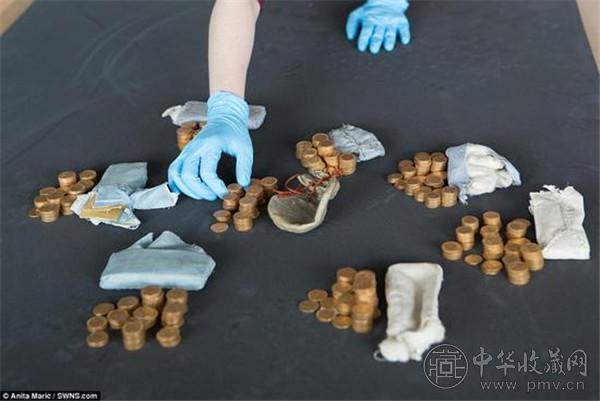 英国一钢琴里藏有100多年前硬币.jpg