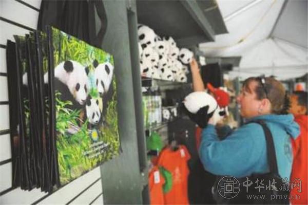 大熊猫啃坏的塑料筐在美国被当文物展出 (3).jpg