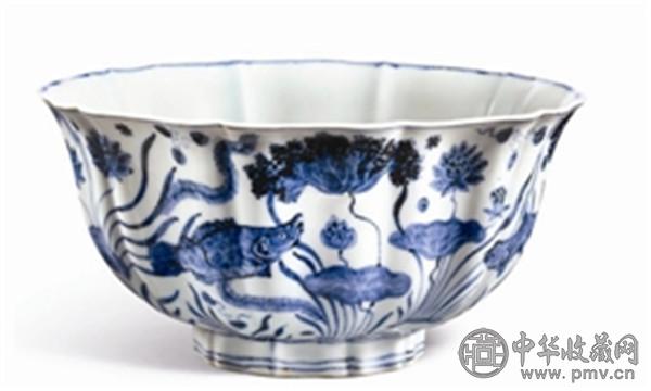 明宣德青花鱼藻纹十棱菱口大碗，成交价2.29亿港元.jpg