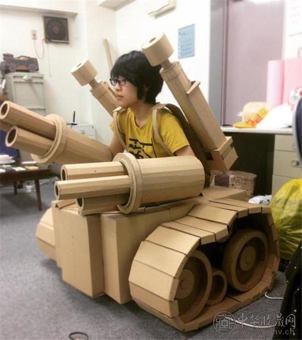 日本艺术家用纸箱造3D坦克模型 (2).jpg