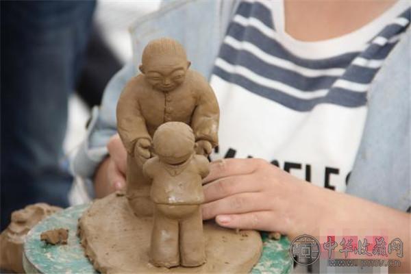 彩陶专业学生现场雕刻泥塑.jpg