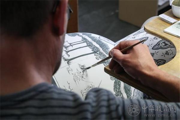 2017年，在德国迈森瓷器工坊内，工作人员在瓷瓶上绘制图案.jpg