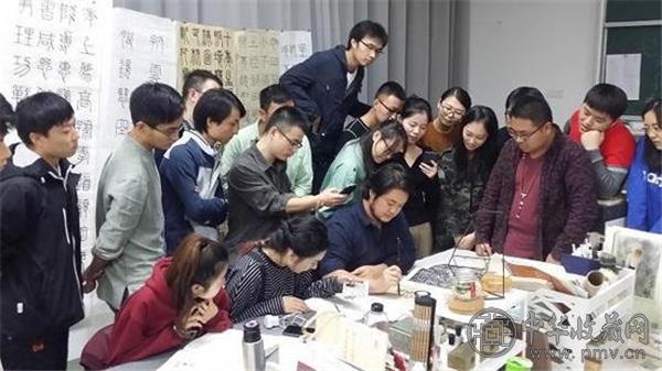 华师大艺术研究所中国书法研究中心的教师为学生示范书写技法.jpg