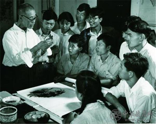 1963年潘天寿给当时浙江美术学院国画系花鸟班学生上课.jpg