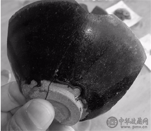 釉色乌黑的建窑浅足碗.png