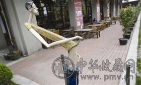 一座成年男子当众撒尿的雕塑作品.jpg