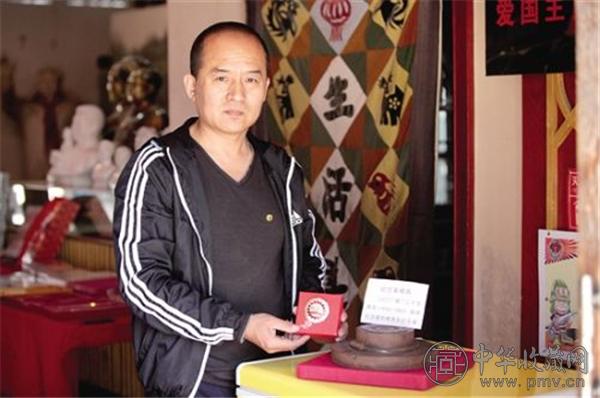 牛牛和他的红色收藏.jpg