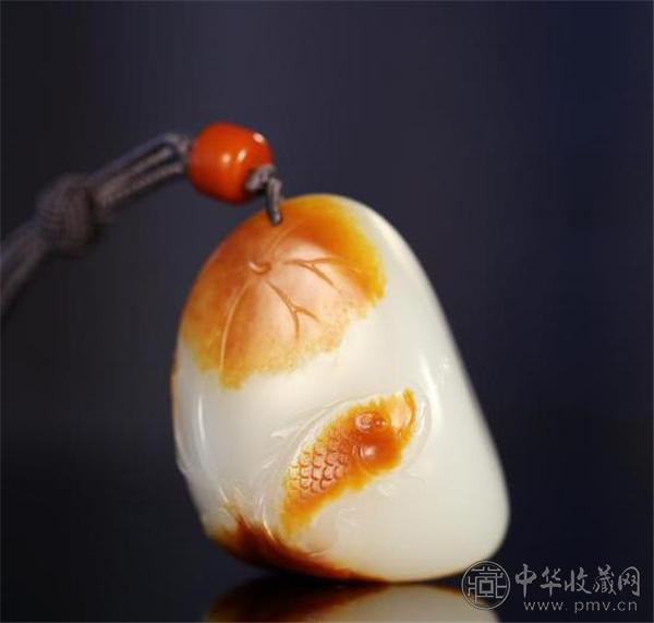 和田玉籽料鱼戏莲叶间把件.jpg