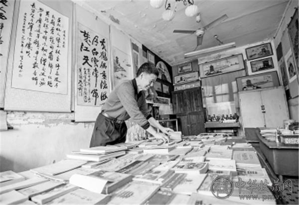 姜普林整理自己的藏品.jpg