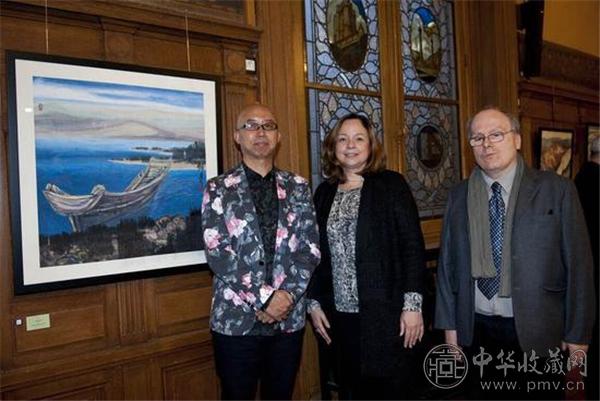 杨佴旻与作品《船》合照.jpg 杨佴旻与作品《船》合照.jpg