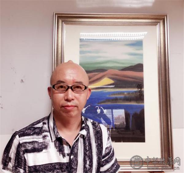 杨佴旻与作品《天鹅湖》合照.jpg 杨佴旻与作品《天鹅湖》合照.jpg