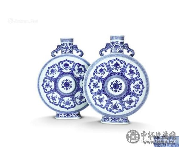 　清乾隆青花八吉祥纹双耳扁壶 青花大清乾隆年製篆书款.jpg