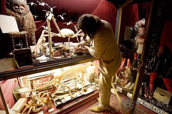 馆长维克多·温德(Viktor Wynd)在博物馆内整理展品.jpg