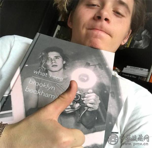 布鲁克林-贝克汉姆与摄影集自拍,并竖起大拇指.jpg 布鲁克林-贝克汉姆与摄影集自拍,并竖起大拇指.jpg
