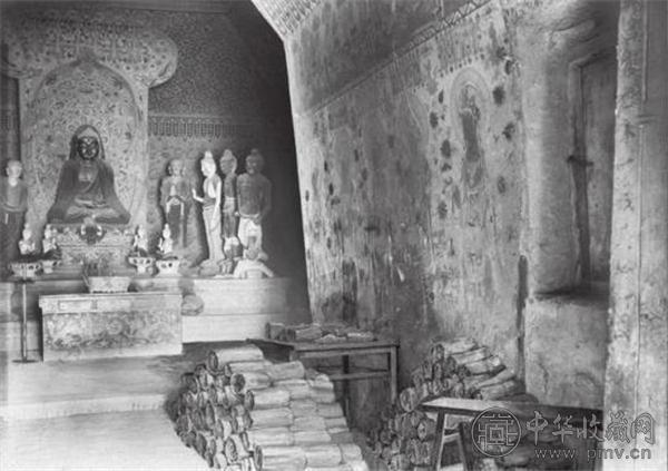 1907年的敦煌藏经洞以及摆在洞窟甬道上的经卷.jpg