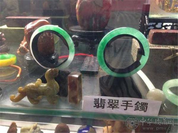 邓丽君生前佩戴过的两只翡翠手镯.jpg
