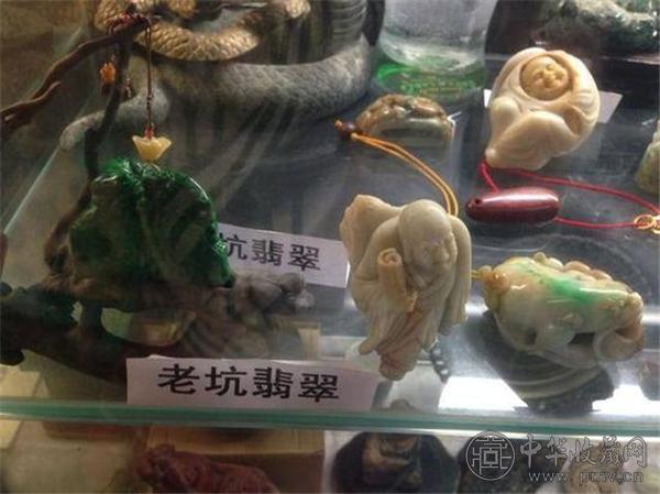纪念馆里展出的几件摆件.jpg