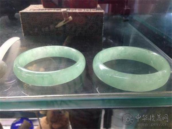 两只浅豆色的翡翠手镯.jpg