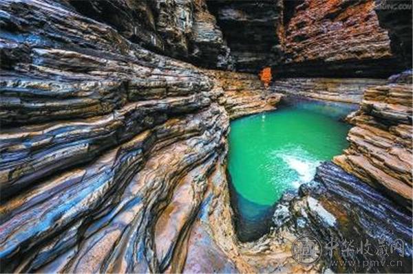 废弃的汉白玉矿坑涌出山泉水.jpg
