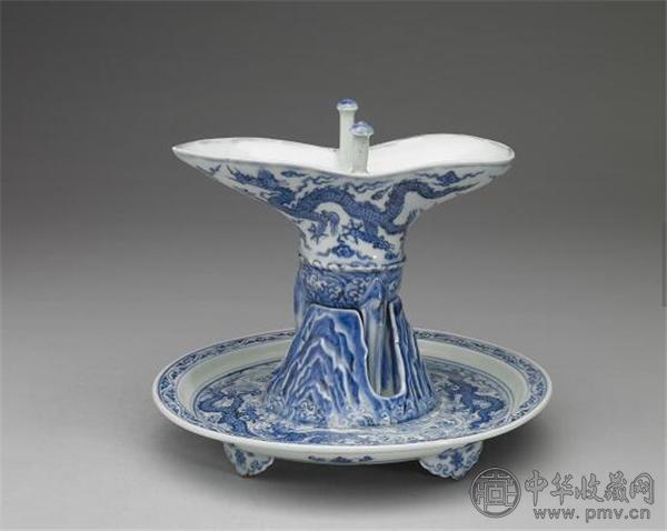 明永乐青花波涛龙纹爵杯、爵托盘.jpg