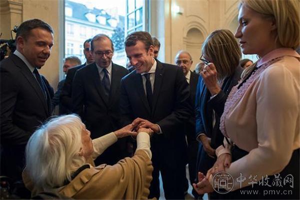 毕加索的女儿玛雅（Maya Picasso）及其儿女迎接前来参观的法国总统埃马纽埃尔·马克龙（Emmanuel Macron）毕加索的女儿玛雅（Maya Picasso）及其儿女迎接前来参观的法国总统埃马纽埃尔·马克龙（Emmanuel Macron）.jpg