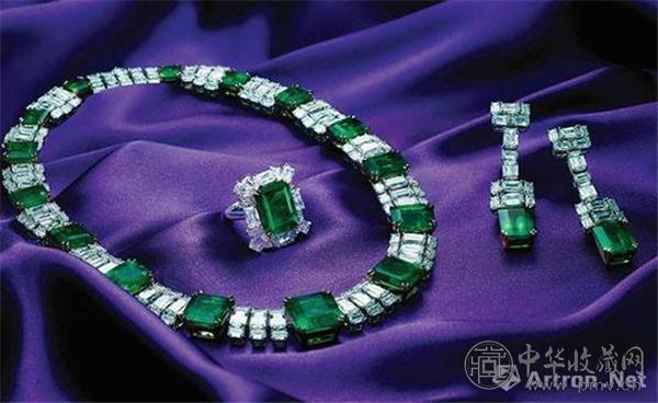 William Goldberg设计，共重约150克拉哥伦比亚祖母绿配Ashoka钻石项鍊，耳环及戒指套装.jpg