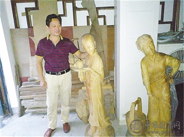 胡建能和他的圆雕作品。.png