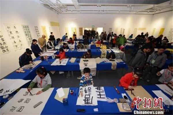 湖南首届中小学生书法大赛开赛，众小选手现场泼墨.jpg