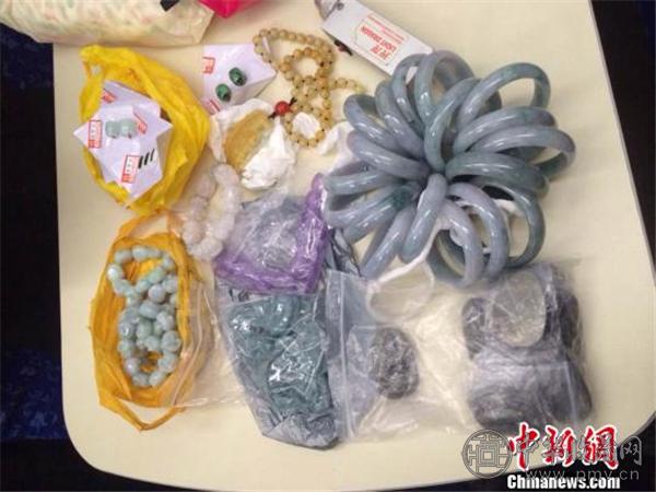 热心乘警帮旅客妥善处理遗失巨额珠宝.jpg