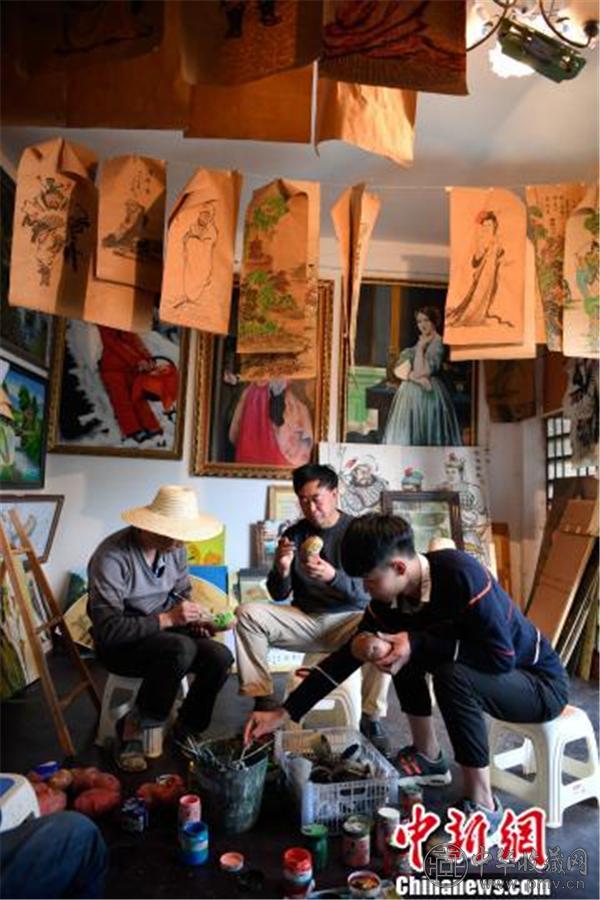 图为刘海（右二）和家人在家中画土豆.jpg
