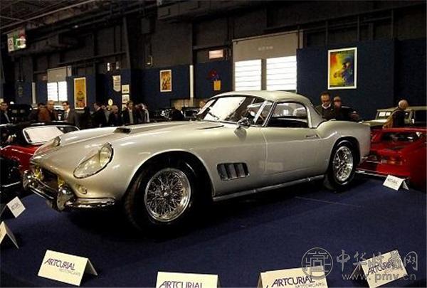 　这是2012年2月3日在巴黎古董车展中心的拍卖会上拍摄的由法国已故著名电影人罗杰·瓦迪姆收藏的古董车.jpg