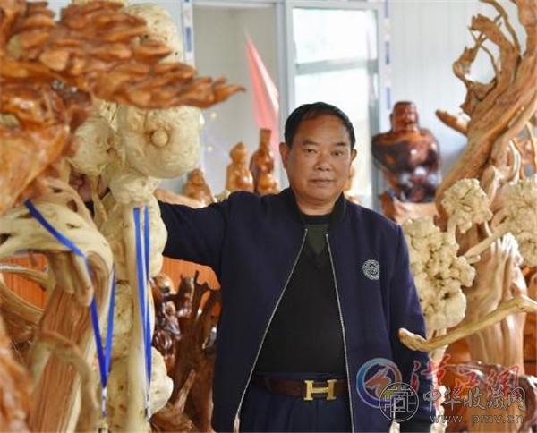 柳发禄和他的根雕作品.jpg