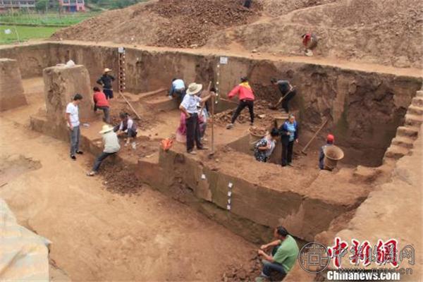 工作人员正在考古发掘.jpg