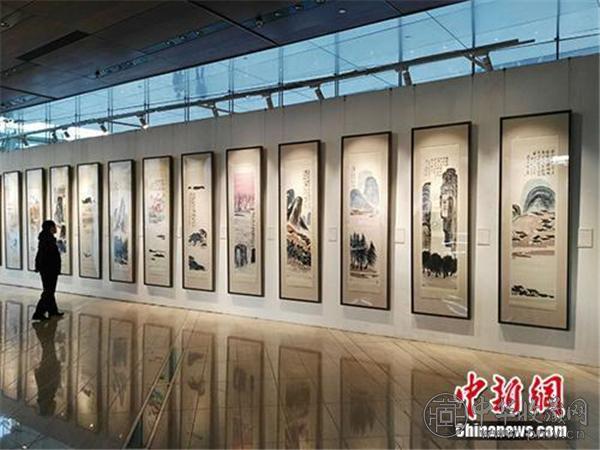 齐白石作品《山水十二条屏》在北京展出.jpg
