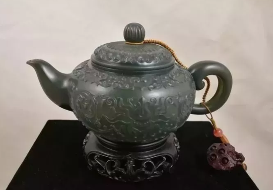 图6、俞挺的玉雕作品《薄胎茶壶》