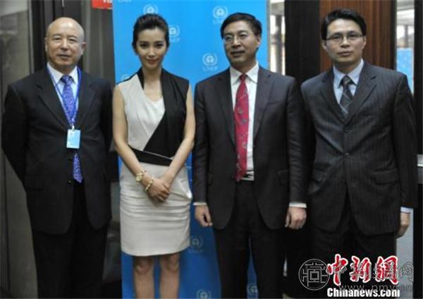 作者吴诗凡（右一）同演员李冰冰（左二）参加联合国环境署会议.jpg