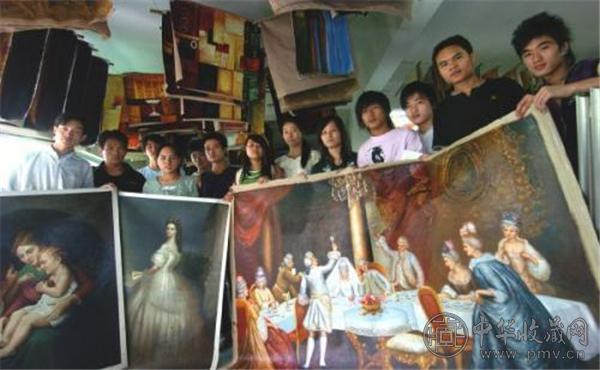 大芬油画村”的画工们在展示自己的“作品”.jpg