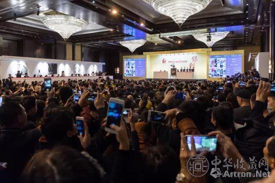 齐白石《山水十二条屏》拍卖现场.jpg 齐白石《山水十二条屏》拍卖现场.jpg