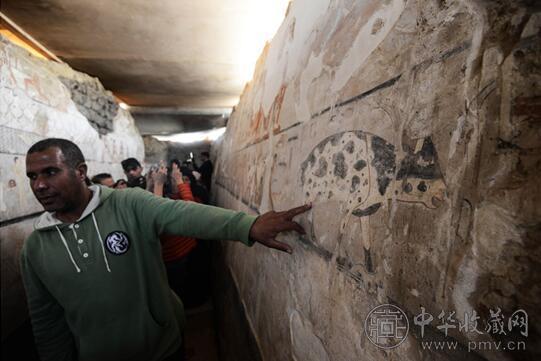 埃及古物部导游站在古王国时期女祭司海特佩特古墓内的壁画前进行讲解.jpg