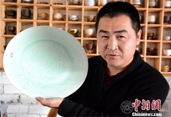 黄涛展示他自己工厂加工的克拉克瓷.jpg