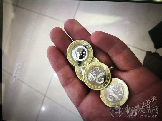 李先生称自己用纪念币在超市付款遭拒.jpg 李先生称自己用纪念币在超市付款遭拒.jpg