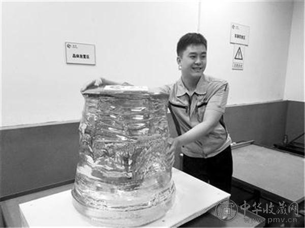 带有余温的450公斤级人造蓝宝石本报记者张景阳摄.jpg