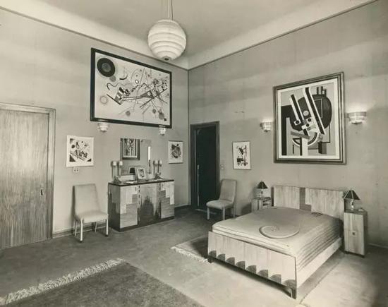 位于纽约广场酒店的古根海姆套房的卧室，左上角是康定斯基的作品， 1937年。