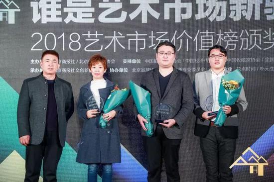 中国经济传媒协会副会长 胡英暖先生为获奖媒体颁奖