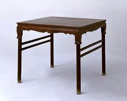 黄花梨卷草纹展腿方桌 明 　高86.5cm，边长100cm