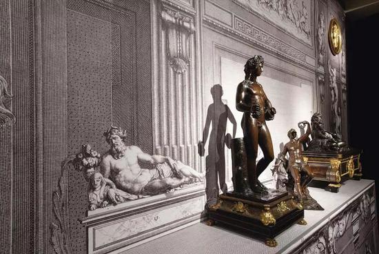 2012年，佳士得拍卖行纪梵希的古典雕塑收藏展览现场