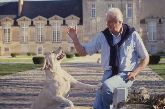Givenchy 和他的爱犬在他的乡间别墅Le Jonchet manor， 1988年
